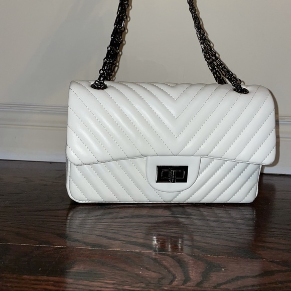 Chanel style, chevron quilted white leather flap bag with unique chain - Picture 7 of 10